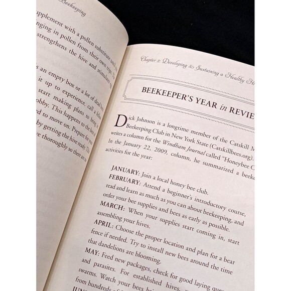 Beekeeping : A Primer on Starting and Keeping a Hive by Dominique DeVito (2012) - Picture 10 of 11